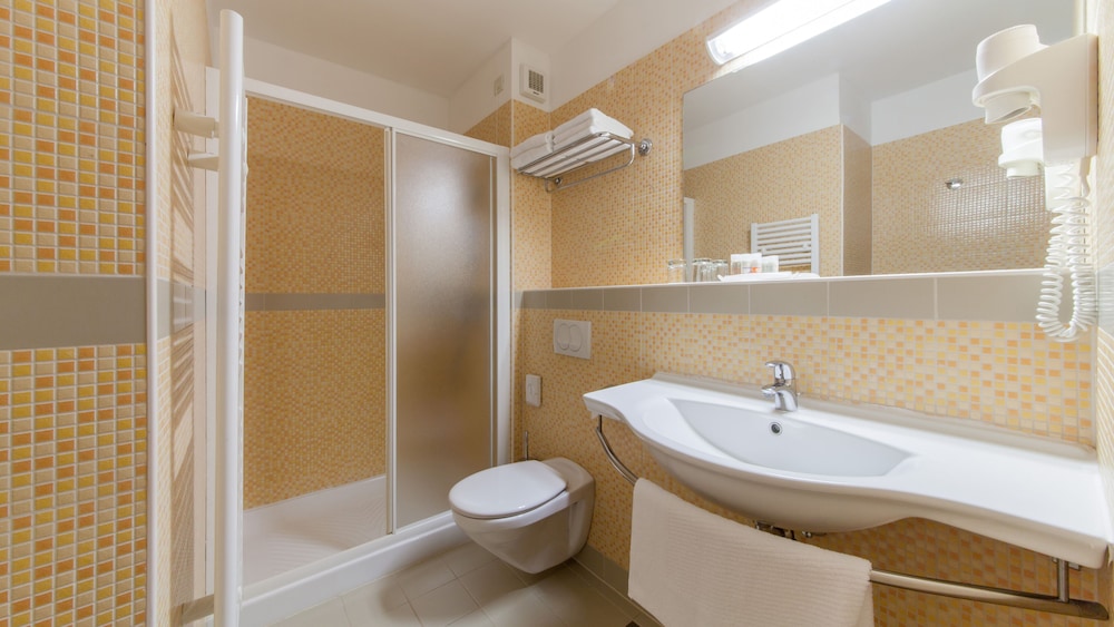 Standard Twin Room with Extra Bed and Sea Side Balcony - Photo 7