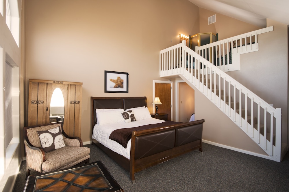 Oceanfront Penthouse Suite - 2 Bed, Jetted Tub, Fireplace - Not Pet Friendly photo 2