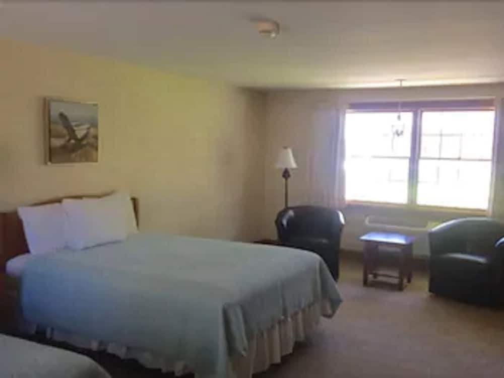 Superior Room, 2 Queen Beds photo 2