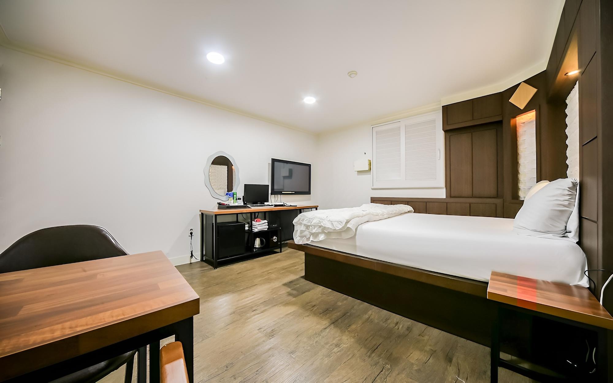 Room (Deluxe rooms (Netflix available / Gue) photo 2