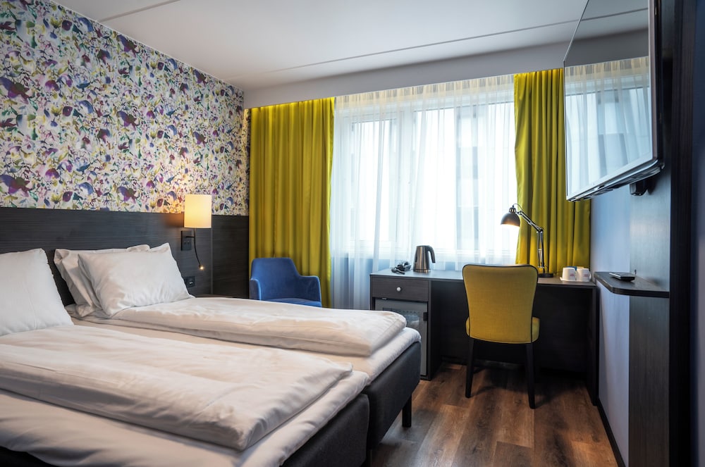 Basic Twin Room, 1 Double Bed