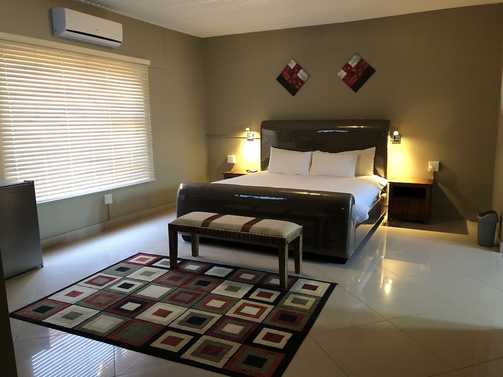Executive Room, 1 King Bed, Non Smoking, Refrigerator photo 1