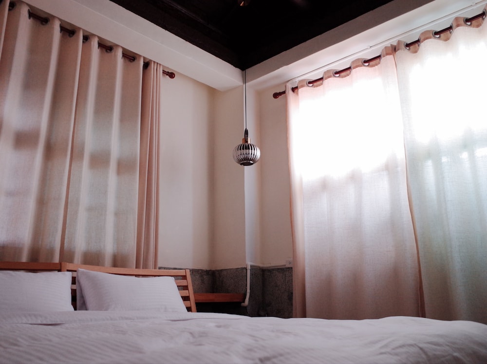 Deluxe Suite, 1 Queen Bed, Private Bathroom photo 1