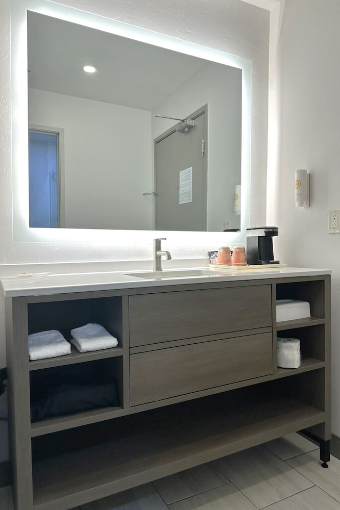 Suite, Non Smoking (2 Queen Beds with Sofa Bed) - Photo 9