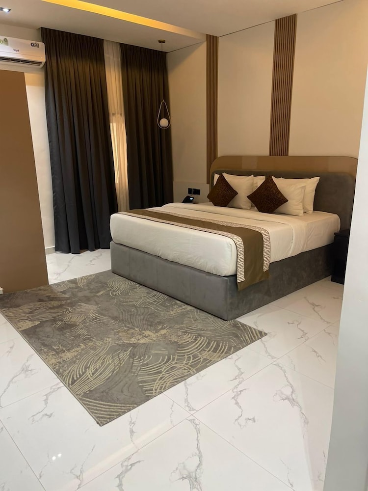 Junior Suite, 1 King Bed, Non Smoking, Private Bathroom