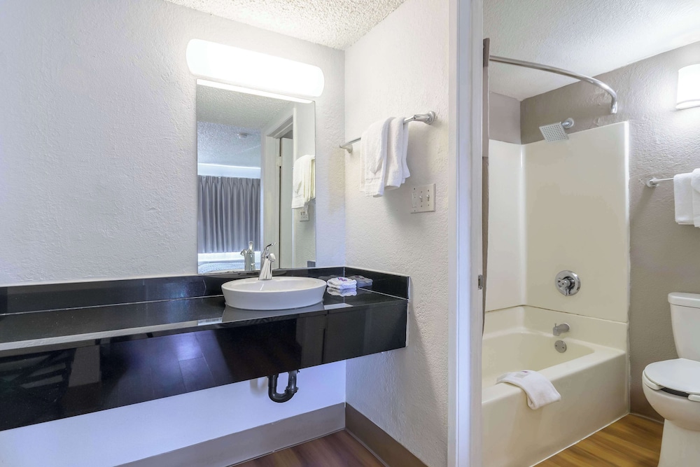 Deluxe Room, 1 Queen Bed, Mobility Accessible, Refrigerator & Microwave photo 2