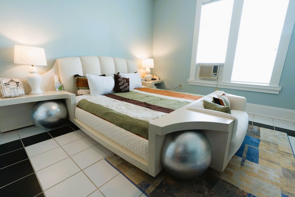 Deluxe Room, 1 King Bed (Retro Style) Second Floor photo 2