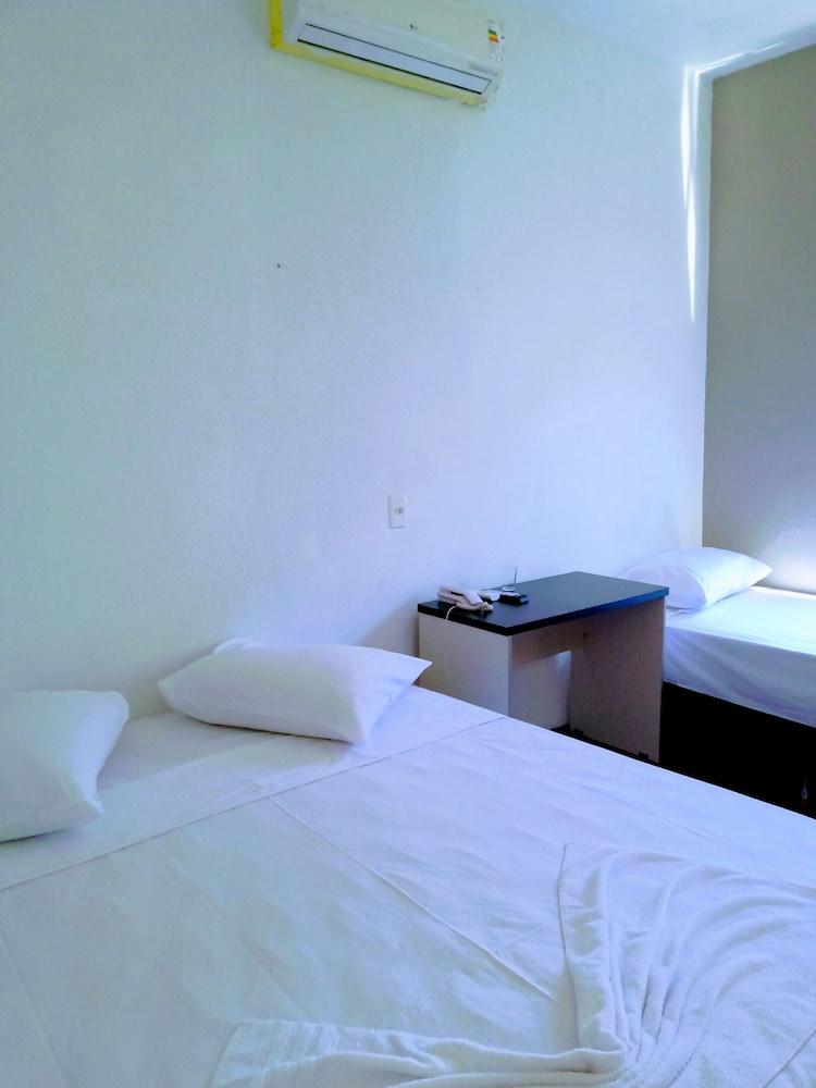 Economy Triple Room photo 2