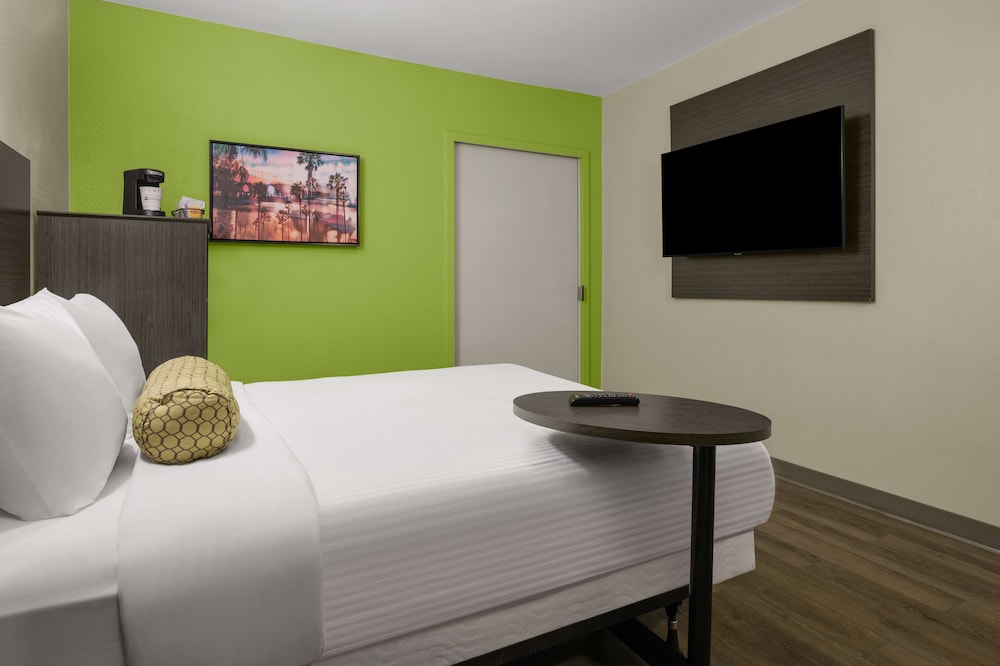 Standard Room, 1 Queen Bed, Accessible, Non Smoking - Photo 2
