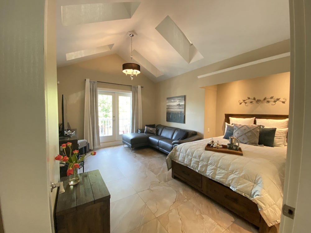 Studio Suite, Private Bathroom (Queen Luxury Suite)