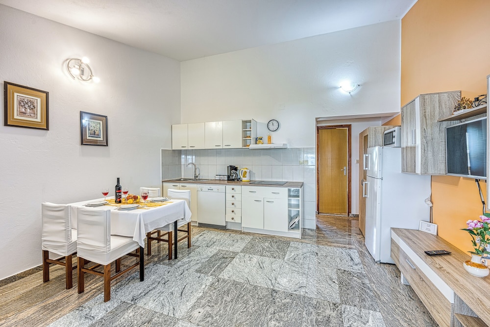 Family Apartment, Multiple Bedrooms, Mountainside (Orange Apartment Sea View) photo 3