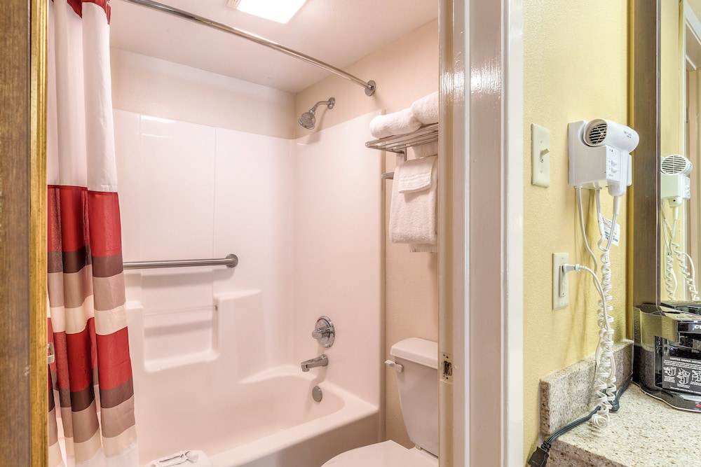 Deluxe Room, 2 Queen Beds, Non Smoking - Photo 13