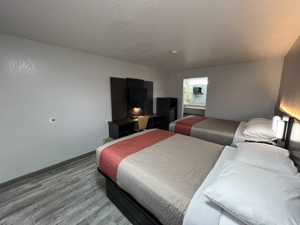 Standard Room, 2 Double Beds, Non Smoking, Refrigerator & Microwave photo 3