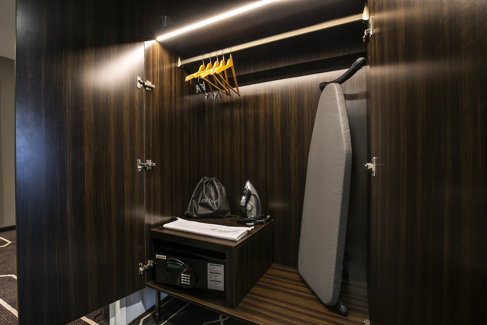 Standard Room, 1 King Bed (High Floor) thumbnail 6