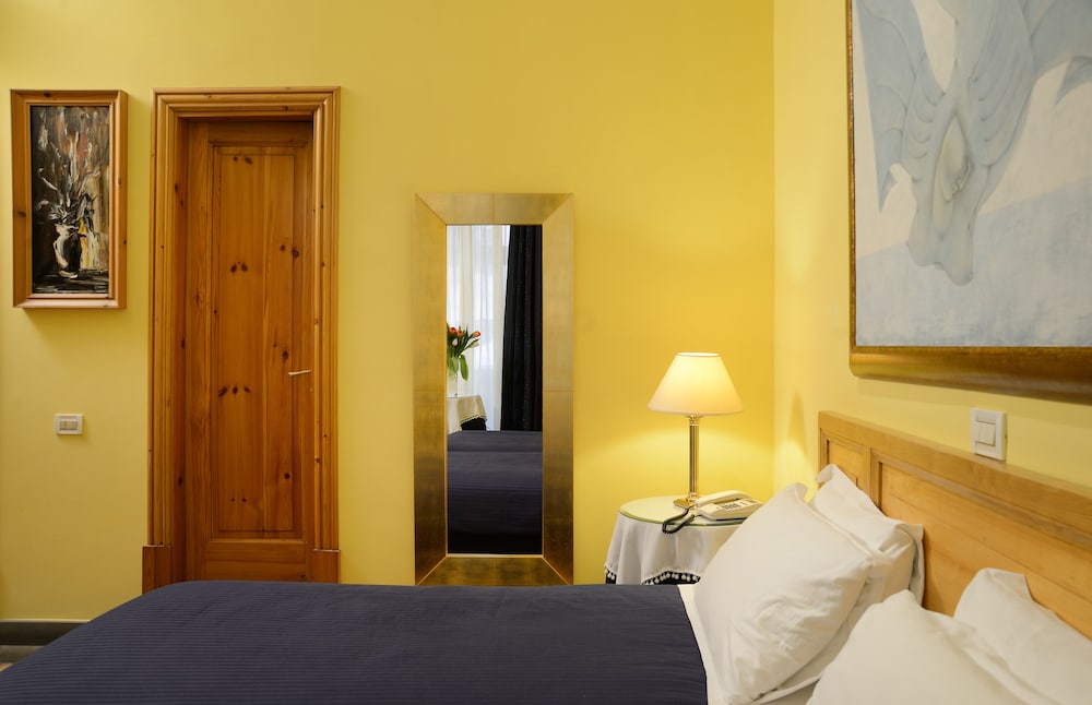 Small Double Room Street View photo 1