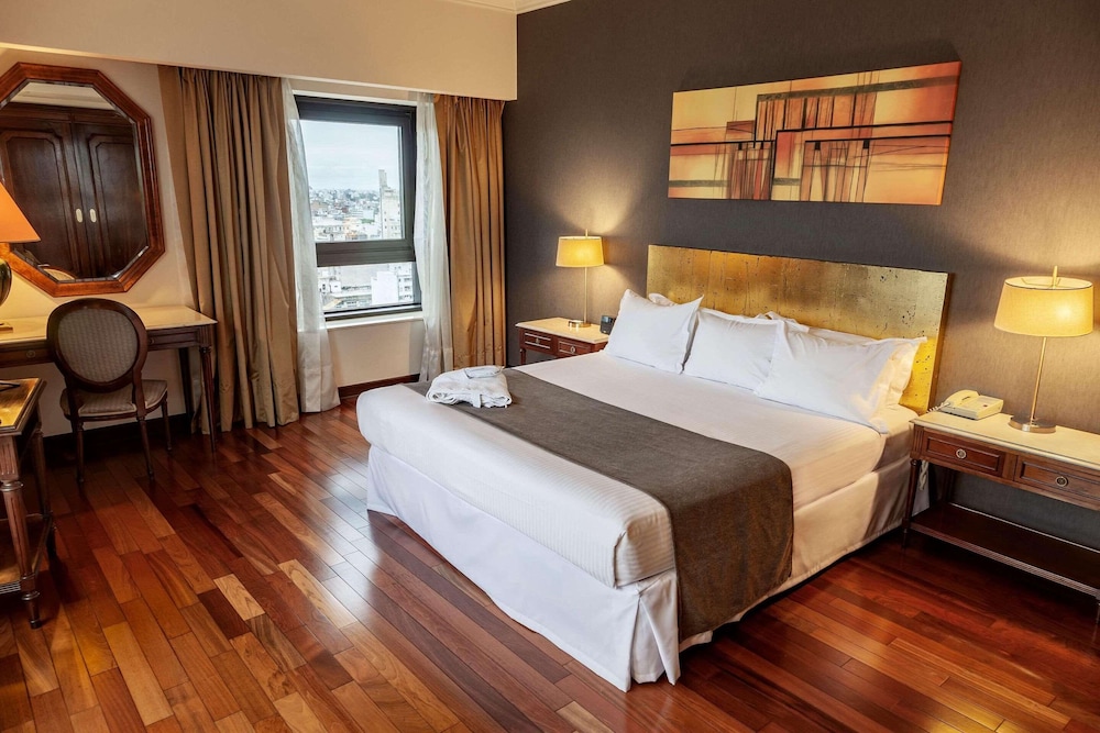 Suite, 1 Queen Bed, Non Smoking (Ambassador) - Photo 5