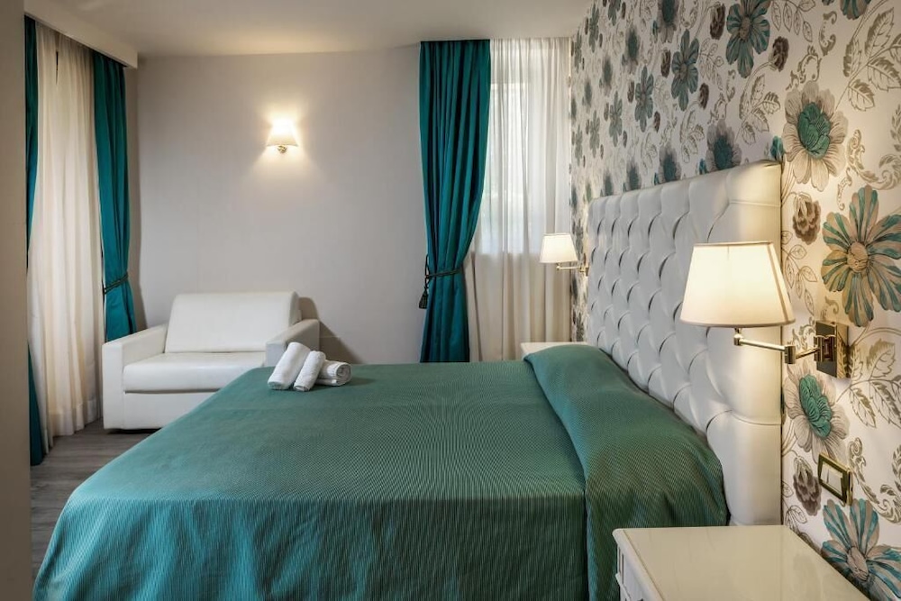 Deluxe Double or Twin Room photo 2