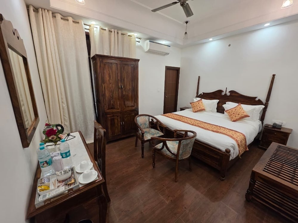 Grand Room, 1 King Bed