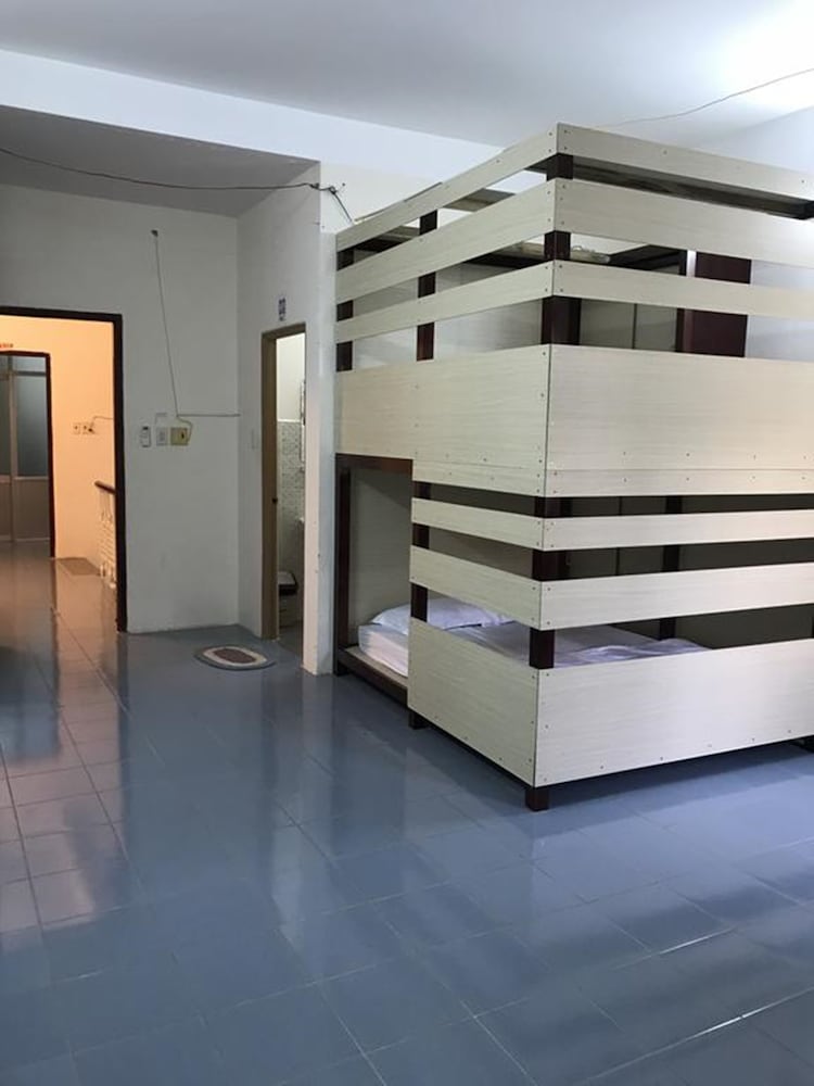 Bed in 4-bed mixed dormitory photo 1