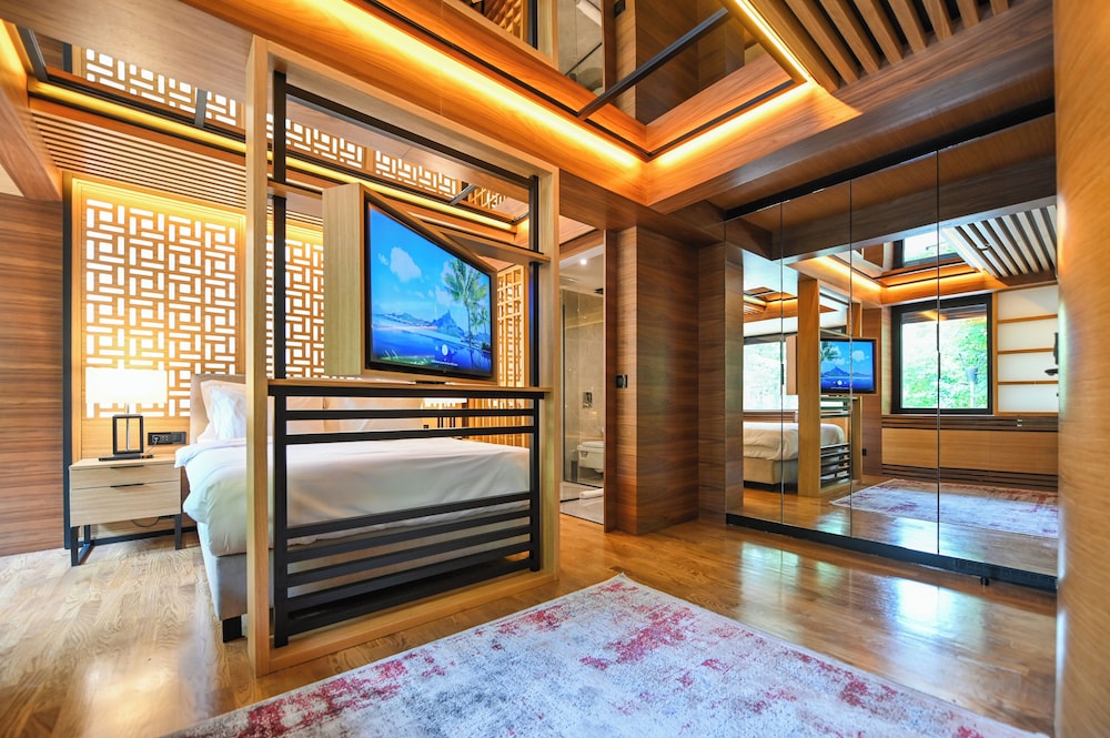 Business Suite - Photo 1
