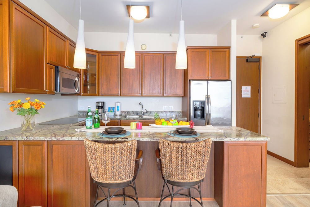 Premium Remodeled Condo with Ocean View and Parking: Premium Suite, 1 King Bed, Balcony, Ocean View (0031) photo