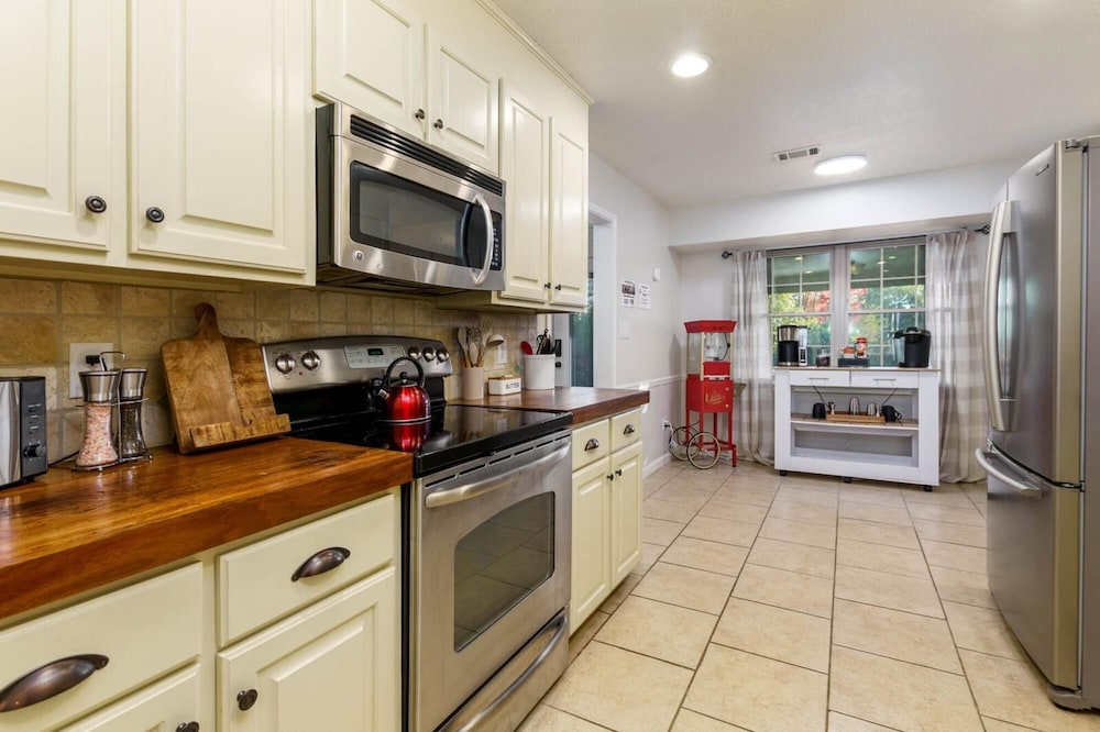 Gorgeous Alabama Home 4 Miles to Stadium Sleeps 8, Billede 35