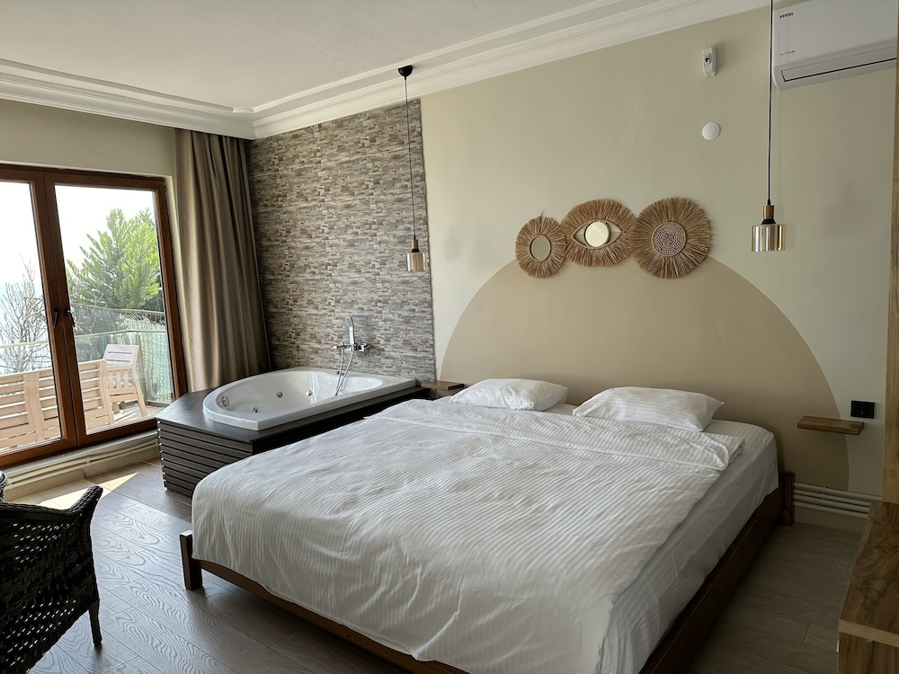Deluxe Room, 1 King Bed, Terrace, Sea View photo 3