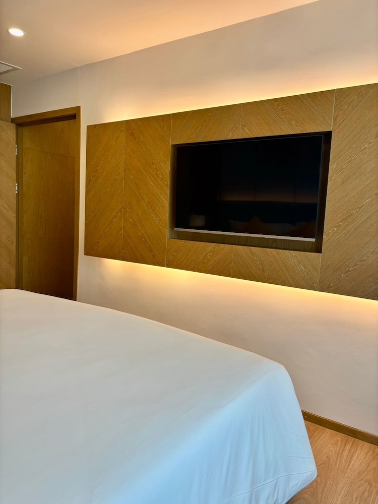 Premier Suite - Photo 8