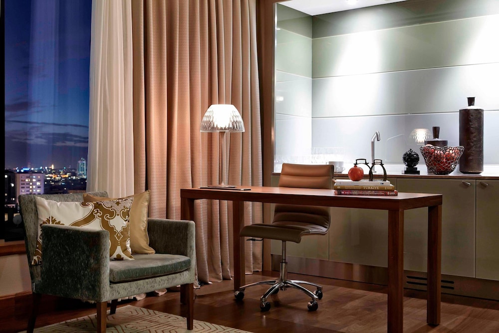 Junior Suite, 1 King Size Bed, Partial Sea View
