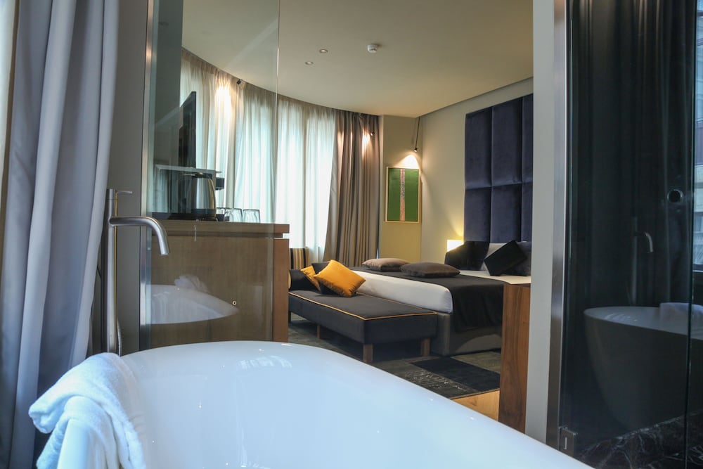 Superior Suite Glass