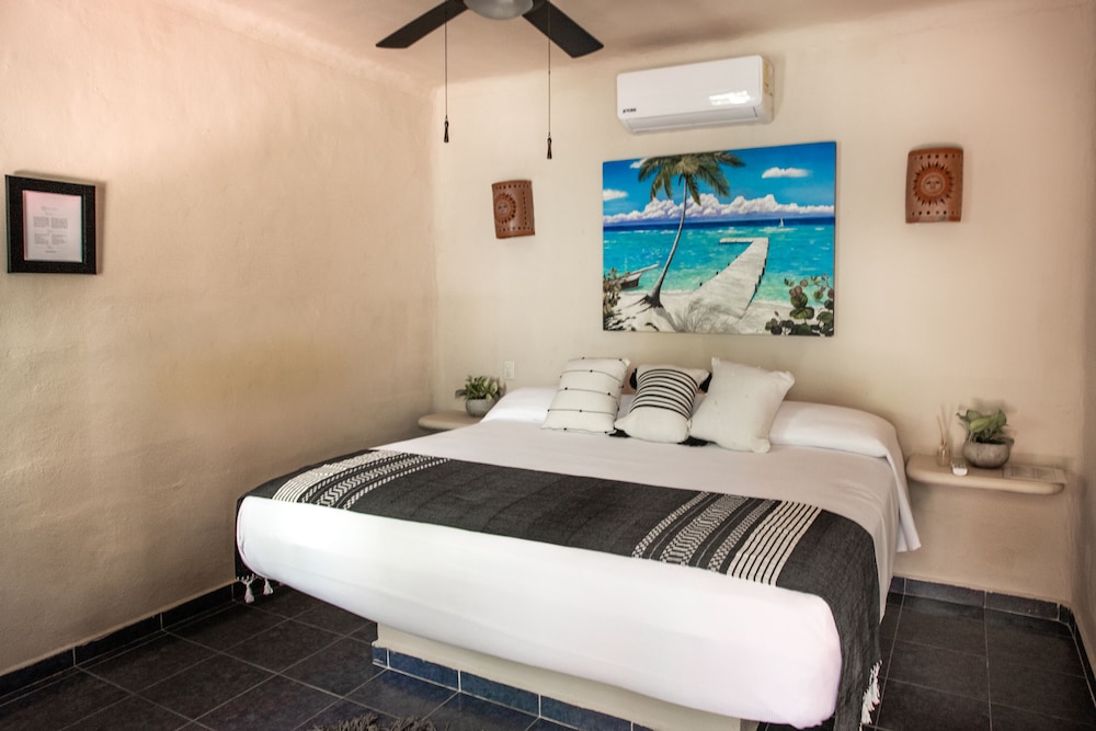 Basic Room, 1 King Bed