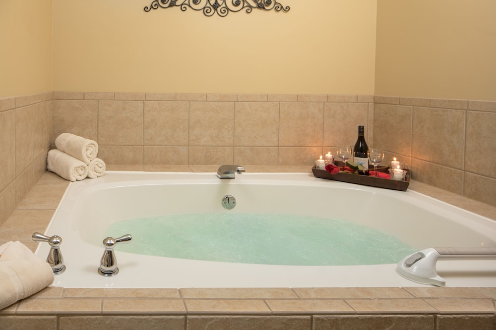 Room, 1 Queen Bed, Jetted Tub photo 2