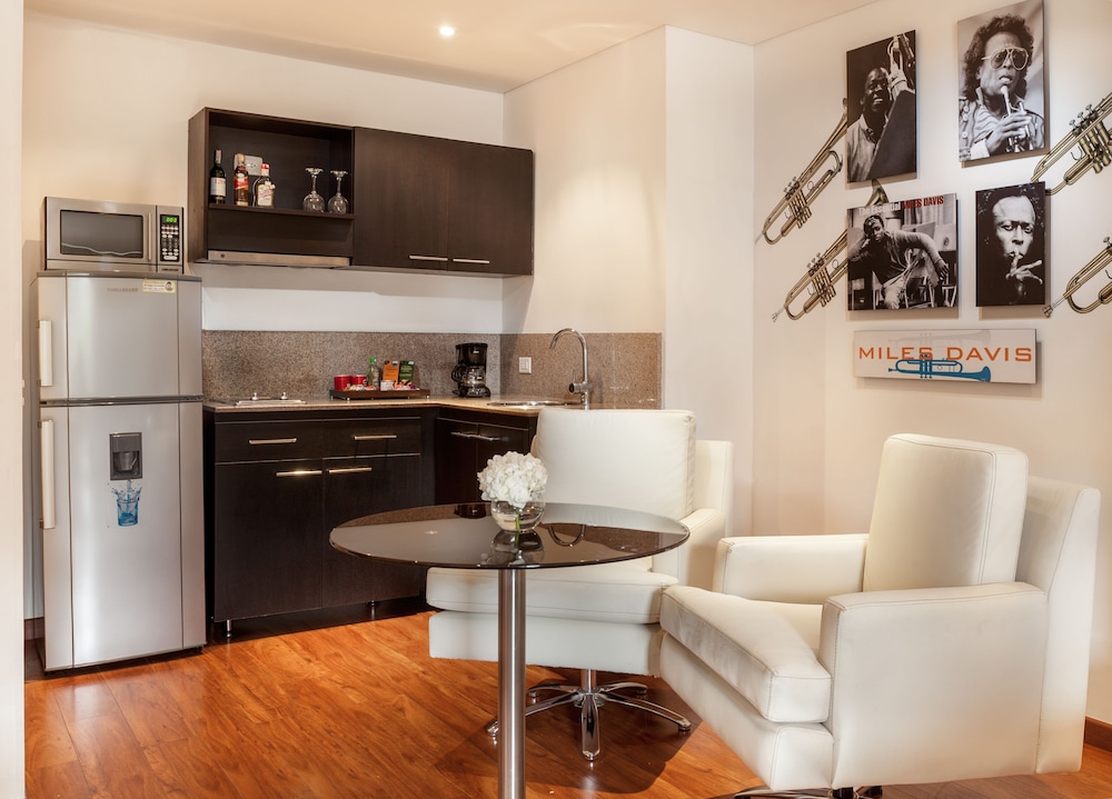 Suite - Photo 9