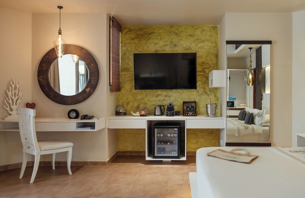 Honeymoon Suite - Photo 2