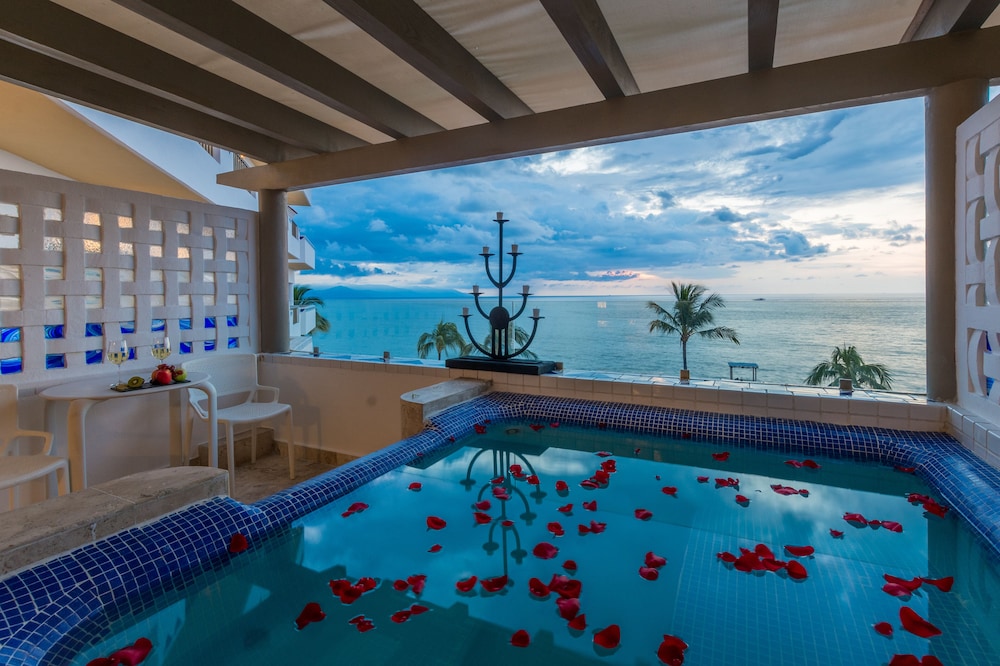 Honeymoon Oceanfront Suite With Jacuzzi