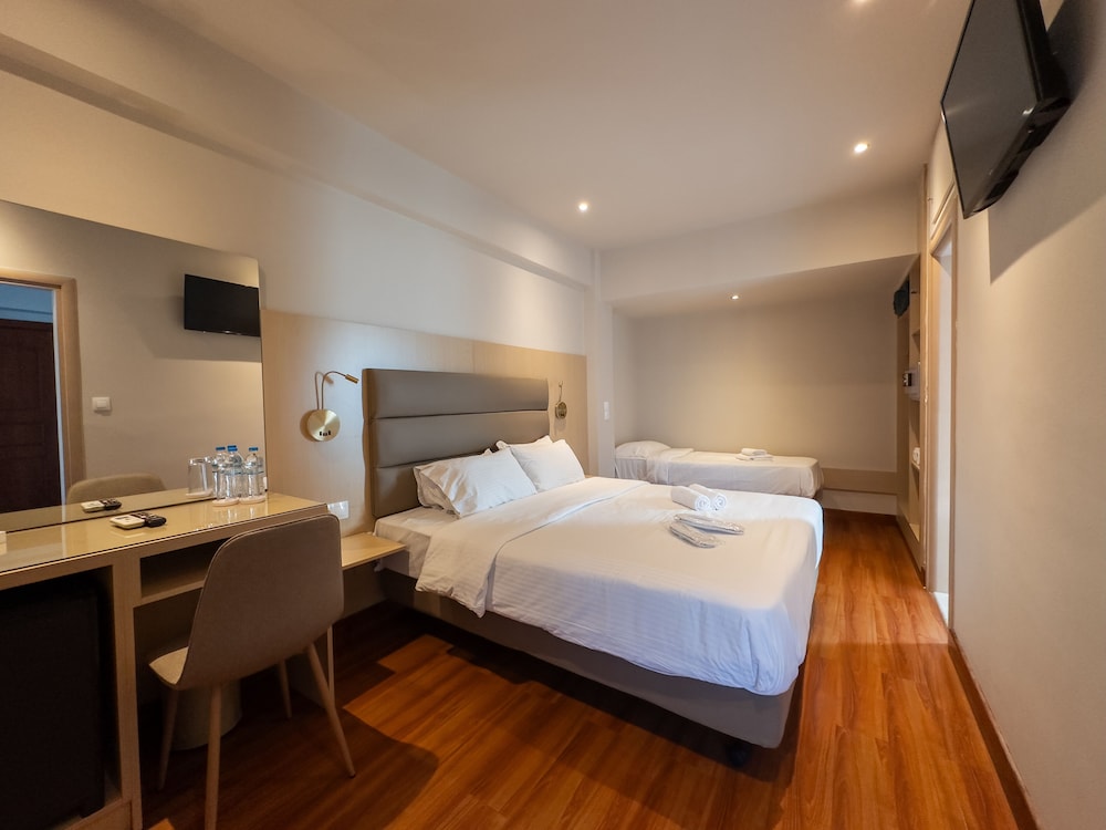 Quadruple Room - Photo 8