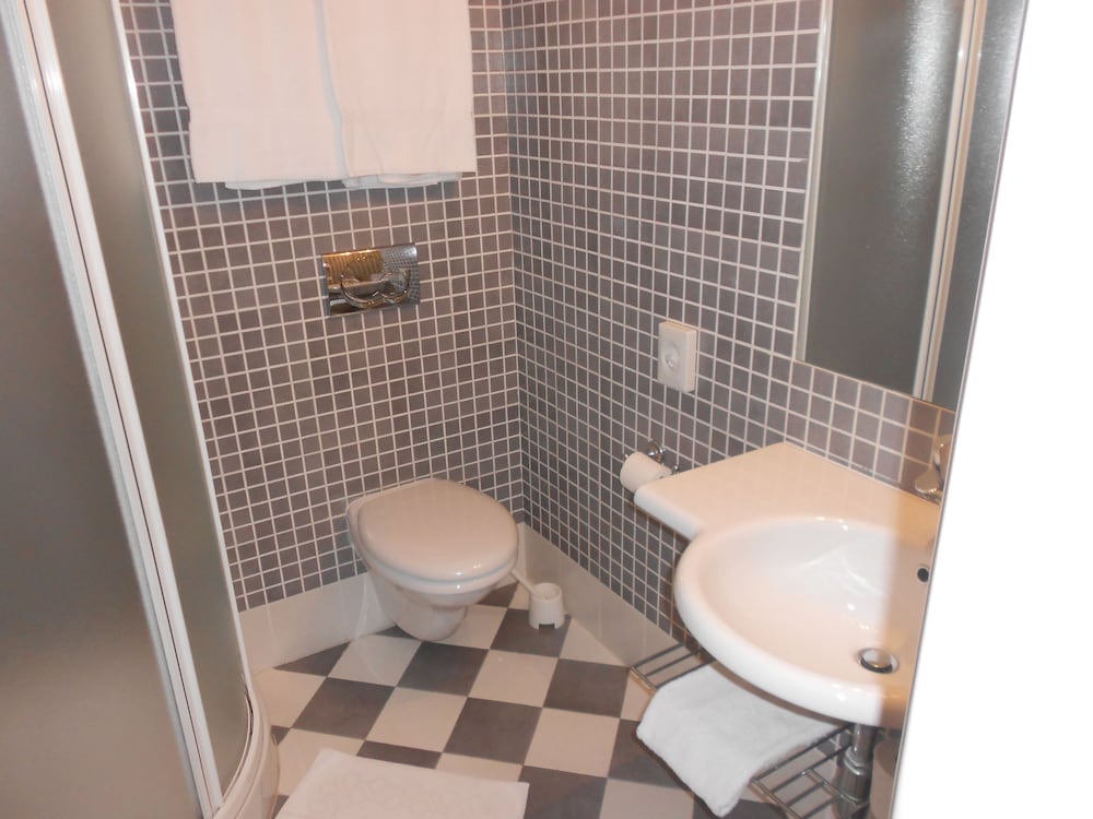 Double Room - Photo 16