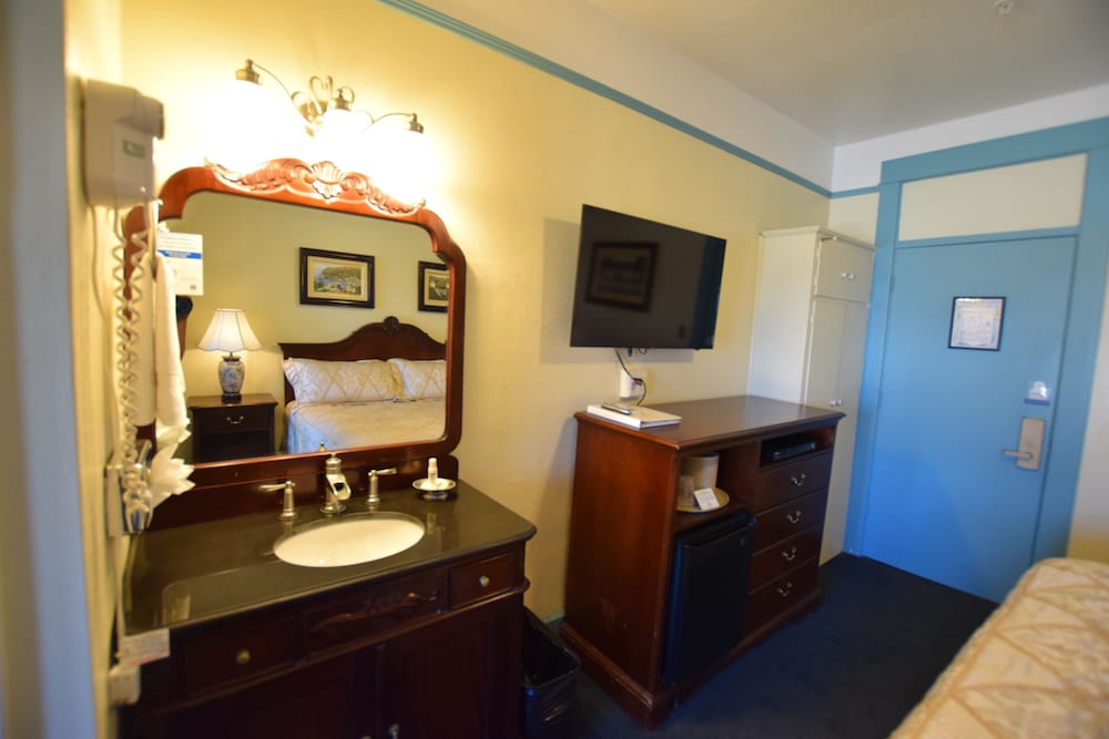 Premium Room, 1 King Bed, Partial Ocean View (1 King- Ocean View) photo 2