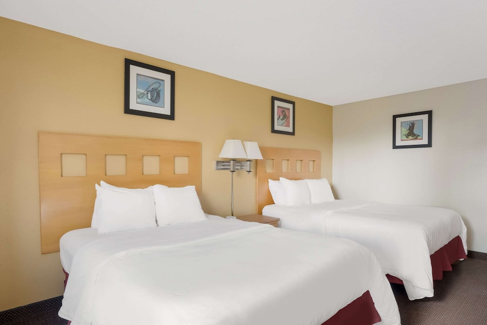 Standard Room, 2 Queen Beds, Non Smoking - Photo 1