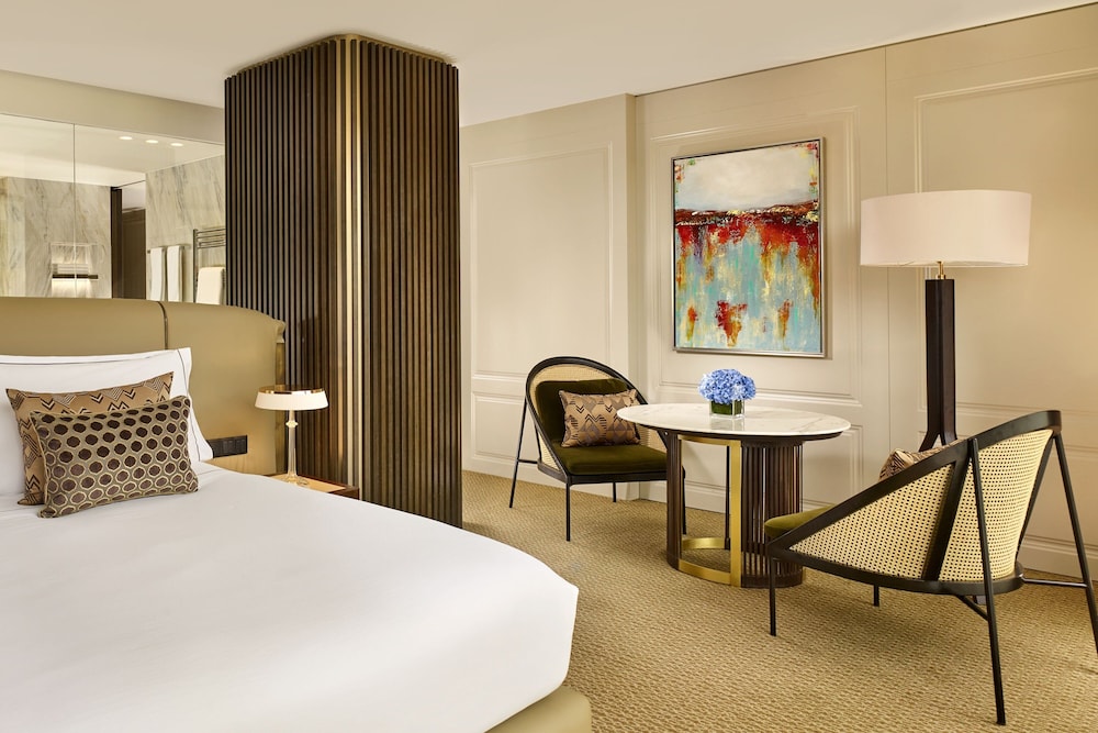 One Bedroom Suite with Balcony (Non Smoking) thumbnail 6