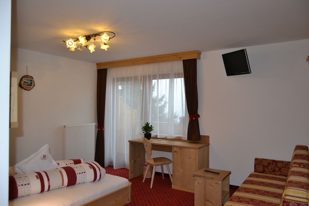 Family Room - Photo 2