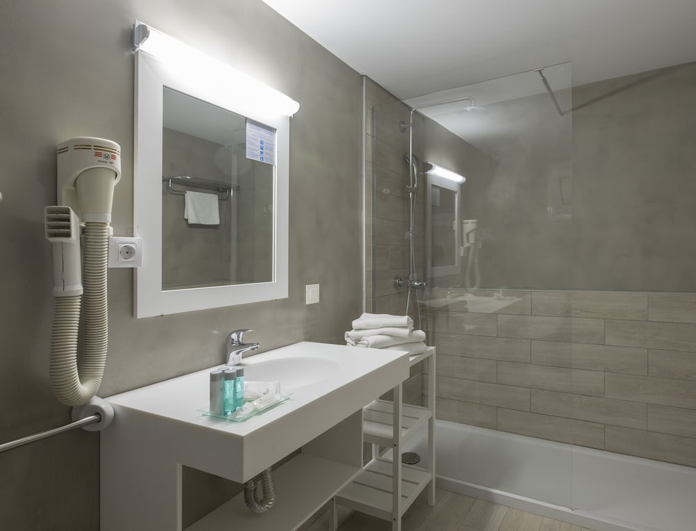 Double or Twin Room, Balcony, Sea View - Photo 12