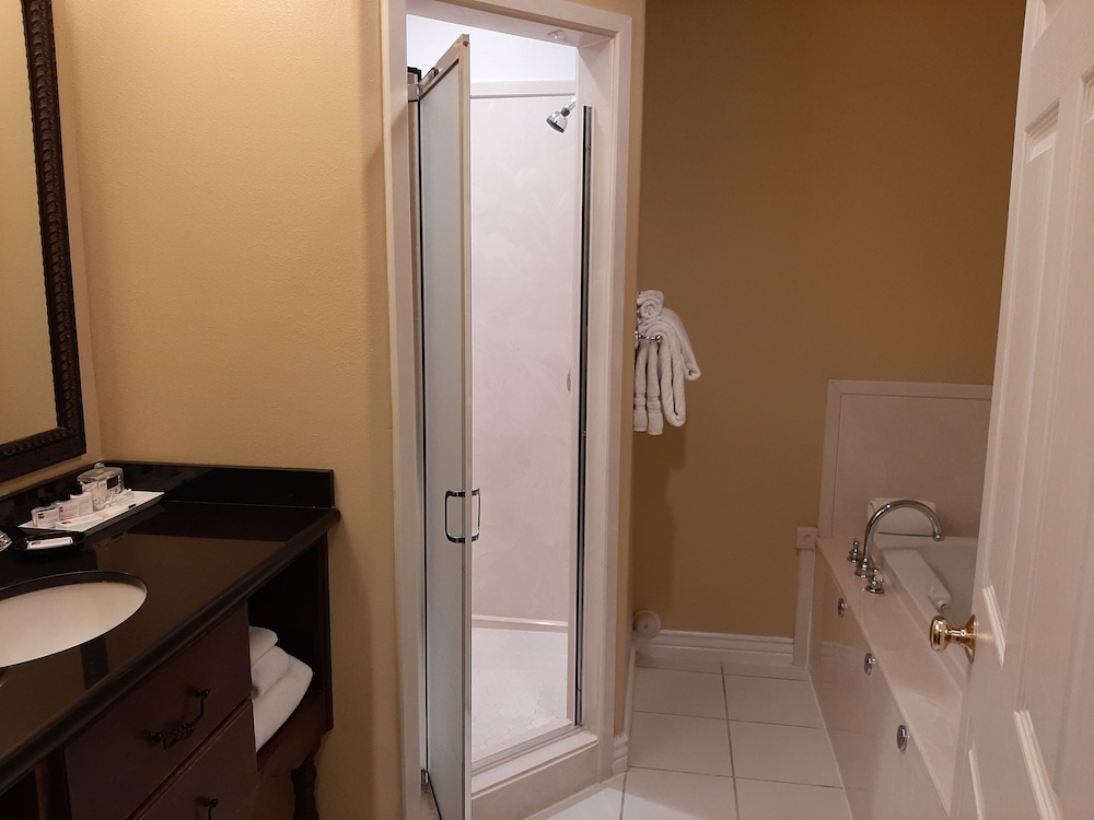 Supreme Double Queen Room with Soaking Tub (No Pets Allowed) photo 3