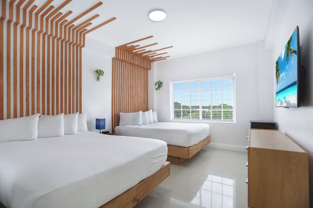 Superior Double Room, 2 Queen Beds thumbnail 6