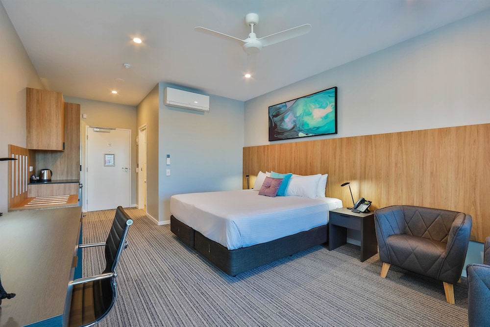 Deluxe Room, 1 King Bed, Non Smoking photo 3