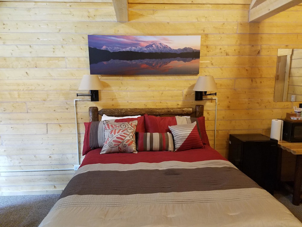 Deluxe Cabin, 2 Queen Beds, Refrigerator & Microwave