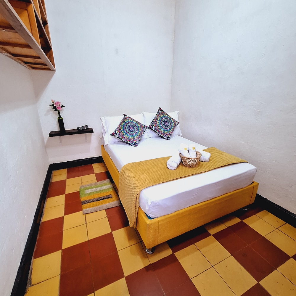Standard Double Room, 1 Large Twin Bed, Shared Bathroom, Courtyard View photo 1