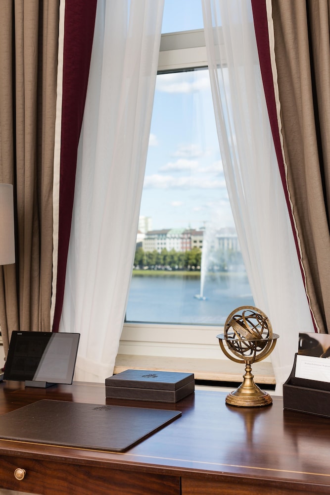 Deluxe Room, 1 King Bed, Balcony, Lake View photo 3