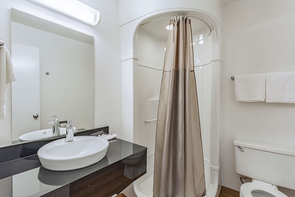 Deluxe Room, 1 Queen Bed, Non Smoking, Refrigerator & Microwave photo 3