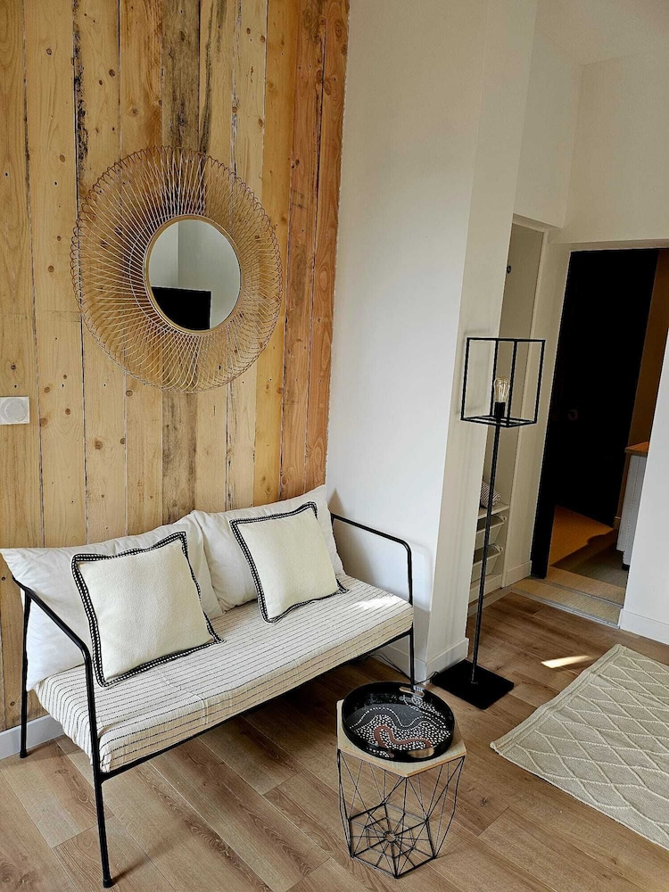 City Apartment, Private Bathroom, Pool View (Suite Curieuse) - Photo 24